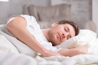 چرا برخی افراد بیش از حد میخوابند؟